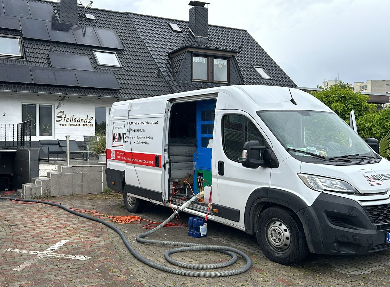 Dämmfahrzeug mit Einblastechnik vor einem Wohn- und Ferienobjekt
