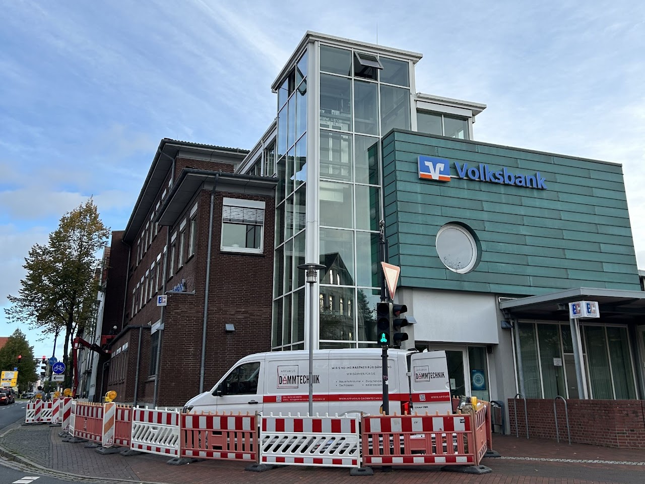 Appiarius-Dämmtechnik Fahrzeug vor einem Volksbank-Gewerbeobjekt
