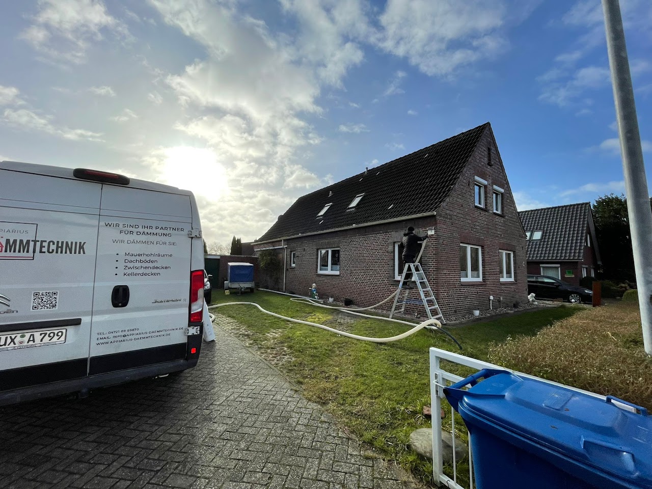 Einblasdämmung an einem Klinkerwohnhaus mit Dämmfahrzeug