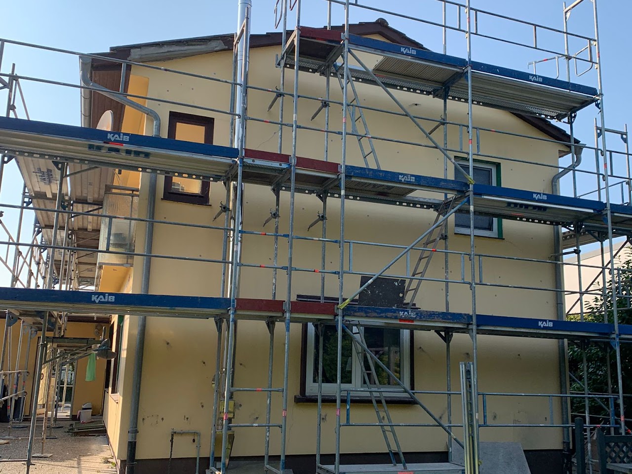 Eingerüstetes Wohnhaus während einer Sanierungsmaßnahme
