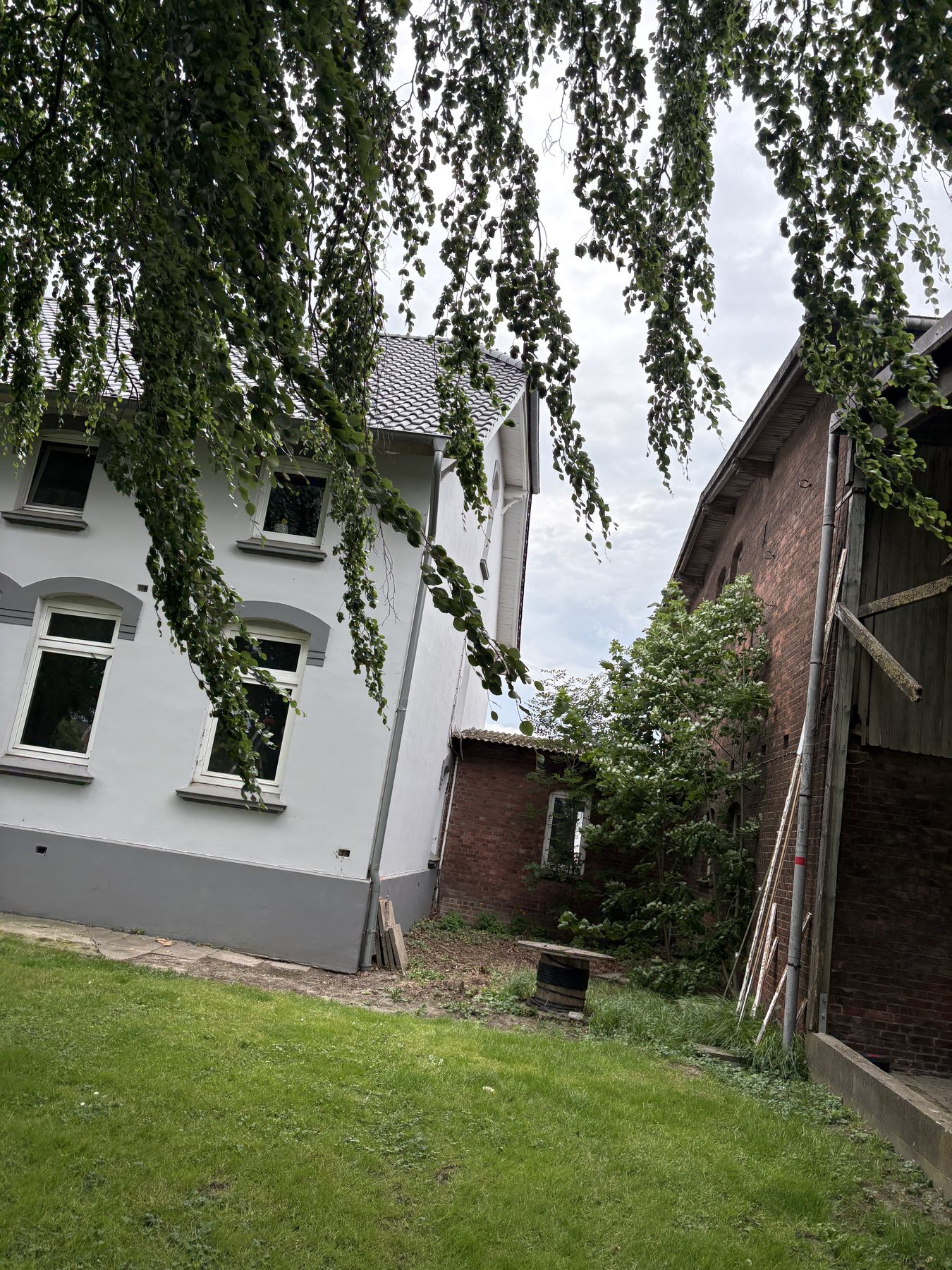 Seitlicher Gebäudewinkel eines verputzten Altbauwohnhauses