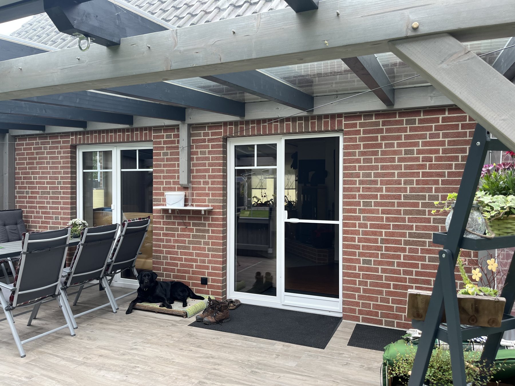 Klinkerfassade unter einer überdachten Terrasse