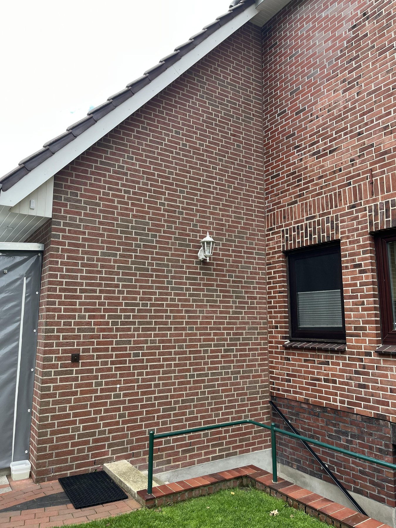 Innenecke einer Klinkerfassade mit Dach- und Fensteranschlüssen